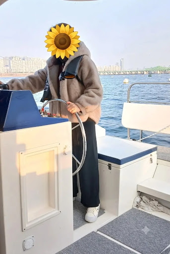 겨울 한강에서 요트의 키를 잡은 모습