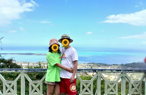 함께 떠난 여행지의 전망대에서
