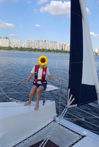 한강에서 세일링 요트를 타는 모습